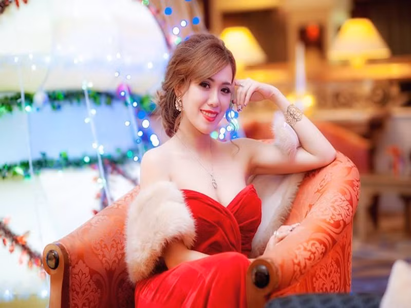 Mai Thỏ từng công khai tin nhắn người lạ mời đi khách với giá 10.000 USD qua đêm. Khi bị một số cư dân mạng để lại bình luận ác ý, Mai Thỏ đáp trả cho luôn 10 tỷ nếu ai bắt gặp cô đi khách.