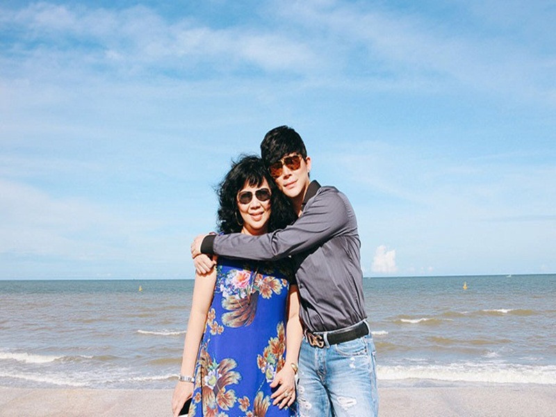 Nathan Lee hiện tại sở hữu khối tài khủng. Anh phủ nhận chuyện được bố mẹ nâng đỡ. “Tôi may mắn sinh ra trong một gia đình có học thức, được bố mẹ yêu thương, tin tưởng tuyệt đối nhưng tính tôi tự lập từ nhỏ. 16 tuổi tôi đã ra ở riêng”, anh chia sẻ trên Ngôi sao. Ảnh: NT