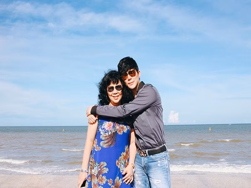 Nathan Lee hiện tại sở hữu khối tài khủng. Anh phủ nhận chuyện được bố mẹ nâng đỡ. “Tôi may mắn sinh ra trong một gia đình có học thức, được bố mẹ yêu thương, tin tưởng tuyệt đối nhưng tính tôi tự lập từ nhỏ. 16 tuổi tôi đã ra ở riêng”, anh chia sẻ trên Ngôi sao. Ảnh: NT