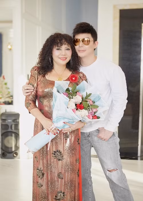 Ngoài ra, mẹ của Nathan Lee từng đại diện Việt Nam tham gia Liên hoan âm nhạc thế giới tại Nga và đoạt giải Vàng. Bên cạnh đó, bà nói được 4 thứ tiếng: Anh, Pháp, Nga, Việt. Ảnh: Yan