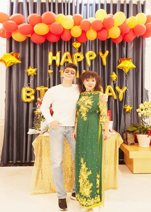 Theo Ngôi sao, khi Nathan Lee lên 3 tuổi, bố mẹ anh ly hôn. Sau đó mẹ của nam ca sĩ tái hôn với một giáo sư kinh tế người nước ngoài. Ảnh: Yan