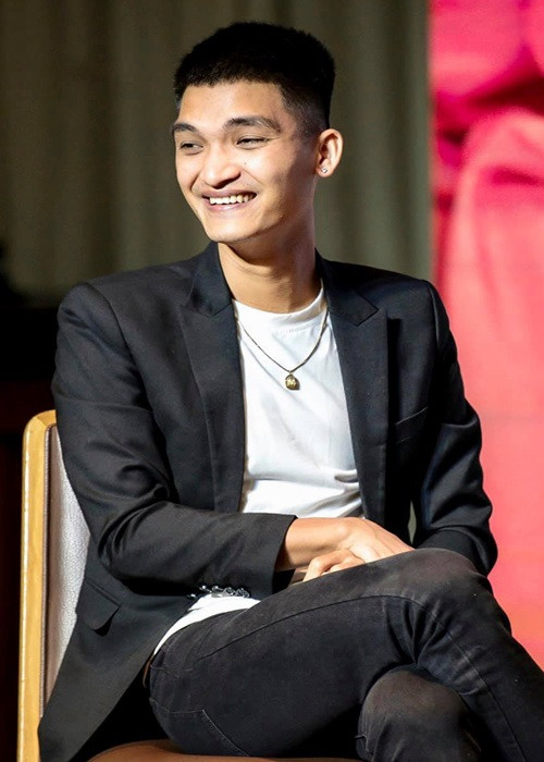 Nam diễn viên cố gắng thay đổi phong cách ăn mặc cho phù hợp với từng nơi anh xuất hiện.