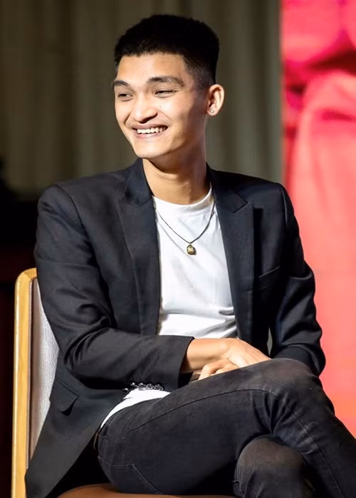 Nam diễn viên cố gắng thay đổi phong cách ăn mặc cho phù hợp với từng nơi anh xuất hiện.