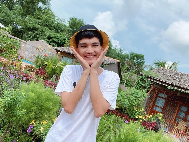 Khi được hỏi liệu có nghĩ đến việc dao kéo gương mặt, nam diễn viên đến từ Hải Dương cho hay: "Không ai tự hào với cái xấu của mình cả. Nhưng bản thân tôi, tôi tự hào với nhan sắc của mình và sẽ giữ nhan sắc này trọn đời, không sửa gì đâu".