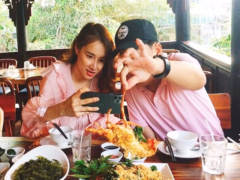 Trước lời chê trách của nghệ sĩ Thành Lộc, Nhã Phương không lên tiếng. Nữ diễn viên dành thời gian đi du lịch Vũng Tàu cùng Trường Giang sau thời gian dài ở nhà chăm sóc con gái.