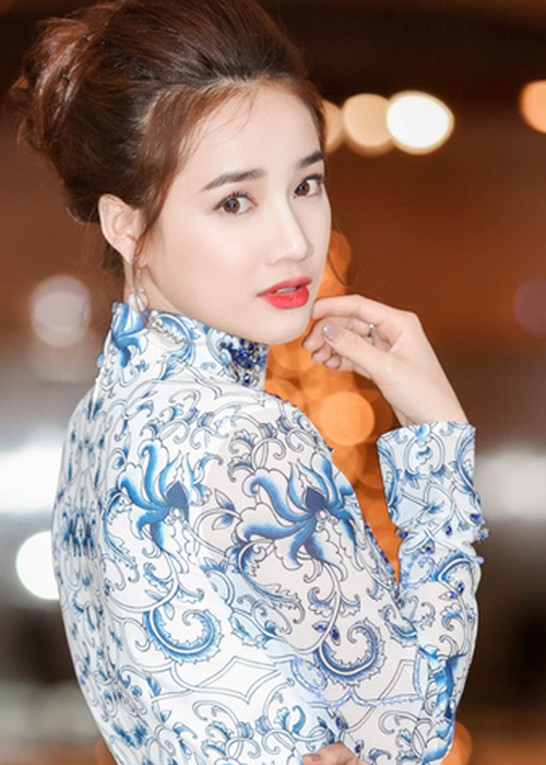 Khi Trường Giang dính lùm xùm tình ái với Nam Em, Quế Vân hay Khánh My, Nhã Phương không tránh khỏi việc bị lôi tên vào ồn ào. Trước sự bàn tán của dư luận, nữ diễn viên giữ im lặng. Nhã Phương cho biết: "Tôi lựa chọn im lặng vì không muốn làm tổn thương bất cứ một người nào hết. Tôi chỉ muốn tìm cách giải quyết nào tốt nhất, và tôi vẫn luôn đặt kim chỉ nam là phải làm sao để công việc không bị ảnh hưởng”.