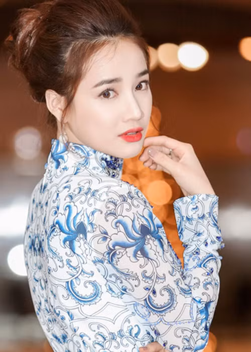 Khi Trường Giang dính lùm xùm tình ái với Nam Em, Quế Vân hay Khánh My, Nhã Phương không tránh khỏi việc bị lôi tên vào ồn ào. Trước sự bàn tán của dư luận, nữ diễn viên giữ im lặng. Nhã Phương cho biết: "Tôi lựa chọn im lặng vì không muốn làm tổn thương bất cứ một người nào hết. Tôi chỉ muốn tìm cách giải quyết nào tốt nhất, và tôi vẫn luôn đặt kim chỉ nam là phải làm sao để công việc không bị ảnh hưởng”.