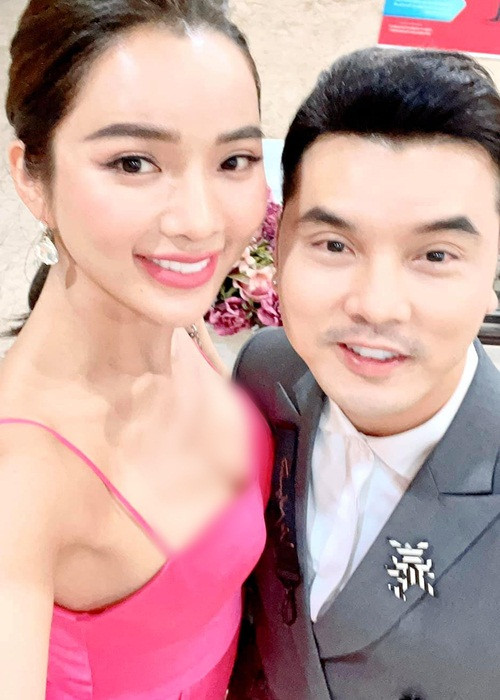 Hồi tháng 4 năm ngoái, Kim Cương trông khác lạ sau khi tiêm filler vào môi.