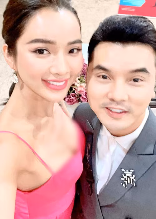 Hồi tháng 4 năm ngoái, Kim Cương trông khác lạ sau khi tiêm filler vào môi.