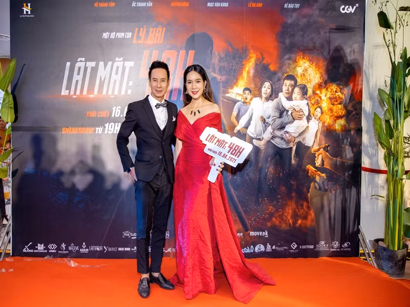 “Lật mặt: 48h” hiện tại gây chú ý. Theo Box Office Vietnam - chuyên trang không chính thức về số liệu doanh thu, phim đạt 26,5 tỷ tính đến chiều ngày 17/4. Không ít khán giả cho rằng phim của Lý Hải có thể thu về ít nhất 200 tỷ.
