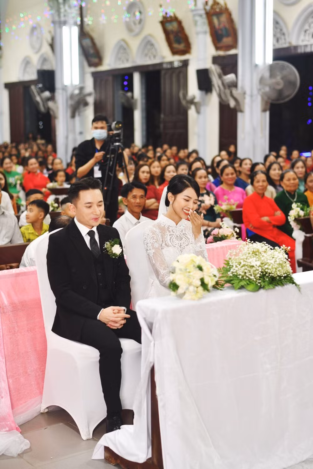 Sau hơn 6 năm bên nhau, Phan Mạnh Quỳnh và bạn gái kém 4 tuổi Khánh Vy sẽ chính thức nên duyên vợ chồng vào ngày hôm nay 17/4. Theo thông báo từ phía gia đình, lễ cưới của cặp đôi sẽ diễn ra ở ba nơi là Nghệ An, TP HCM và TP Nha Trang (Khánh Hòa). Được biết, giọng ca Vợ người ta và bạn gái công khai hẹn hò vào năm 2015. Ca nhạc sĩ dự định tổ chức hôn lễ vào 1/12/2019 - ngày kỷ niệm 4 năm yêu nhau nhưng vì tình hình dịch COVID-19 phức tạp nên cả hai đã phải hoãn lễ cưới đến tận hai lần.