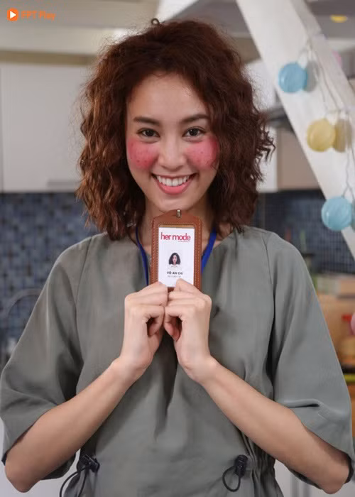 Ninh Dương Lan Ngọc từng bị chê diễn và tạo hình quá lố trong bộ phim “Mối tình đầu của tôi”. Nàng ngọc nữ giải thích đạo diễn Bảo Nhân muốn cô thể hiện 200, 300% năng lượng còn tạo hình bám sát nguyên tác. Ảnh: Thể thao văn hóa