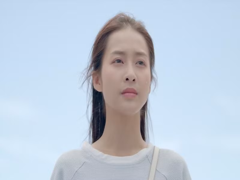 Không chỉ Phương Oanh bị chê diễn xuất, Khả Ngân cũng rơi vào trường hợp tương tự. Khi đóng “Hậu duệ mặt trời” bản Việt, Khả Ngân bị khán giả chê diễn đơ. Về điều này, Khả Ngân cho biết cô chưa từng xem bản gốc và chỉ muốn cố gắng biến hoá nhân vật của mình sao cho thuần Việt nhất có thể. Ảnh: Vietnamnet