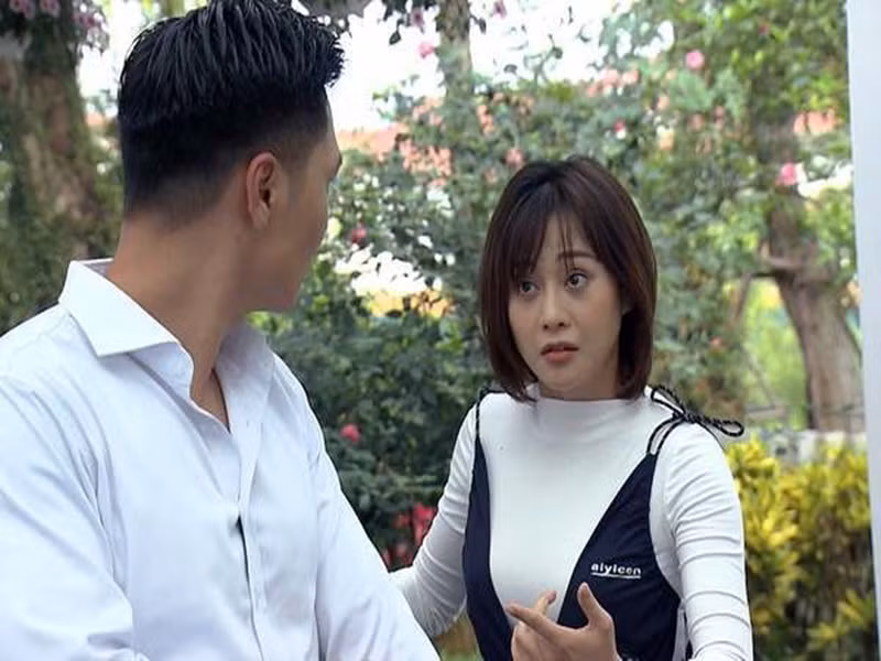 Mới đây, Phương Oanh bị chê về diễn xuất. Cụ thể, trong các tập đầu của phim “Hương vị tình thân”, nhiều khán giả đánh giá Phương Oanh diễn xuất gượng khi thể hiện sự cá tính của nhân vật Phương Nam.