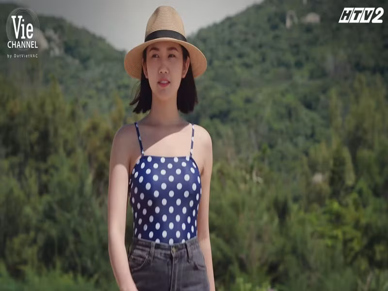 Giống Nhã Phương, Thúy Ngân cũng không lên tiếng khi bị chê chỉ là “bình hoa di động”. “Tôi im lặng để chứng minh tài năng của bản thân qua các vai diễn”, nữ diễn viên tâm sự.