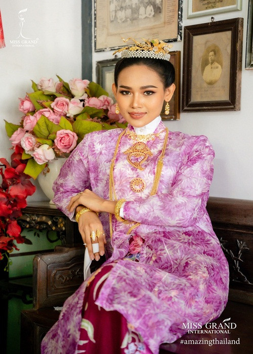 Trên trang cá nhân, chân dài 23 tuổi gửi lời cảm ơn đến ông Nawat Issara Kraisil vì giúp đỡ cô hết mình.