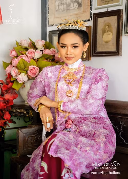 Trên trang cá nhân, chân dài 23 tuổi gửi lời cảm ơn đến ông Nawat Issara Kraisil vì giúp đỡ cô hết mình.