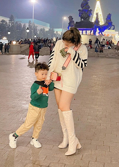 Hương Trần khẳng định, dù cuộc sống vất vả đến đâu cô sẽ luôn cố gắng vì con trai. Mới đây, vợ cũ của Việt Anh bức xúc cho biết, có người muốn giành quyền nuôi con. Đến nay, chưa rõ danh tính người bị Hương Trần tố.