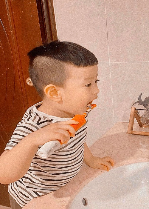 Vợ cũ của Việt Anh khoe ảnh con trai tự đánh răng.