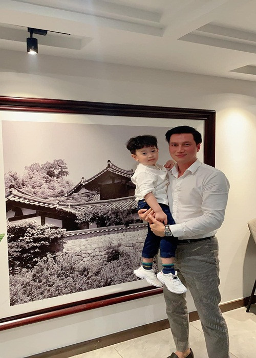 Việt Anh chia sẻ về việc nuôi nấng con trai sau khi ly hôn: "Tôi cố gắng tạo cho con cảm giác không bị nặng nề trong câu chuyện ly hôn, mà chỉ là bố đi công tác hoặc đi vắng thường xuyên, không để con nghĩ là bố mẹ đã chia tay. Đó là lý do tôi thường xuyên liên lạc, gọi facetime để con có cảm giác bố vẫn ở bên".