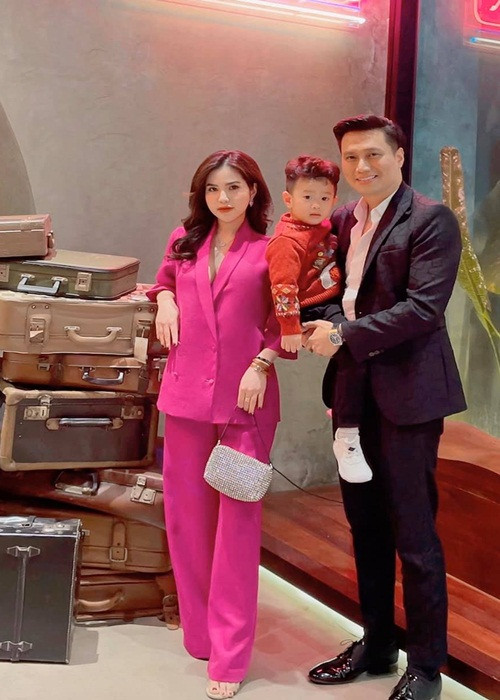 Trong khi vợ cũ gây chú ý bởi lên tiếng thách ai đó giành quyền nuôi con, Việt Anh không có bất kỳ phản ứng nào.