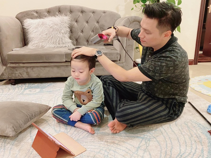 Trên trang cá nhân, Hương Trần đăng tải không ít hình ảnh chồng cũ tự tay chăm sóc con trai chung.