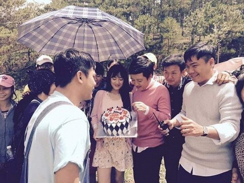 Năm 2015, Nhã Phương - Trường Giang đóng cặp trong phim "49 ngày" của đạo diễn Nhất Trung. Trên phim trường, cả hai nhanh chóng nảy sinh tình cảm rồi về chung một nhà vào năm 2018.