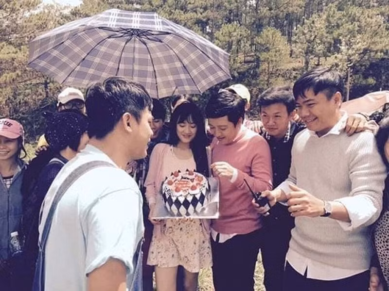 Năm 2015, Nhã Phương - Trường Giang đóng cặp trong phim "49 ngày" của đạo diễn Nhất Trung. Trên phim trường, cả hai nhanh chóng nảy sinh tình cảm rồi về chung một nhà vào năm 2018.