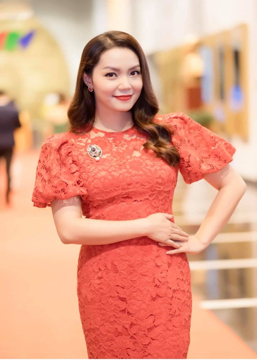 Ngọc Anh kết hôn lần đầu tiên vào năm 2005. Vợ chồng cô quen nhau từ hồi học cấp 3 và có 8 năm yêu nhau trước khi cưới. Sau đó, Ngọc Anh sinh con gái đầu lòng. Năm 2010, nữ ca sĩ thừa nhận cô làm mẹ đơn thân đã được 2 năm.