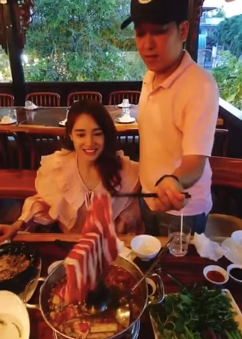 Trường Giang vẫn giữ thói quen bón đồ ăn cho Nhã Phương như thời cả hai hẹn hò.