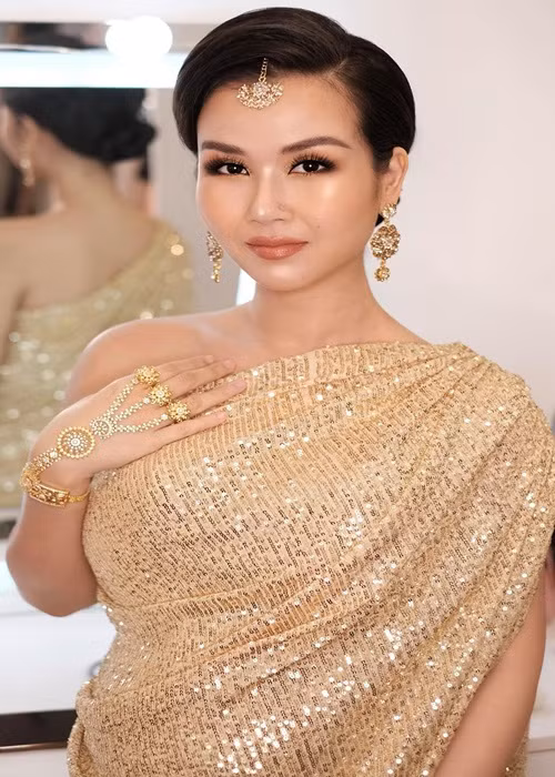 Trên trang cá nhân, Võ Hạ Trâm vừa khoe hình ảnh mang bầu 6 tháng. Cô diện trang phục truyền thống Ấn Độ khi tham gia tại một sự kiện.