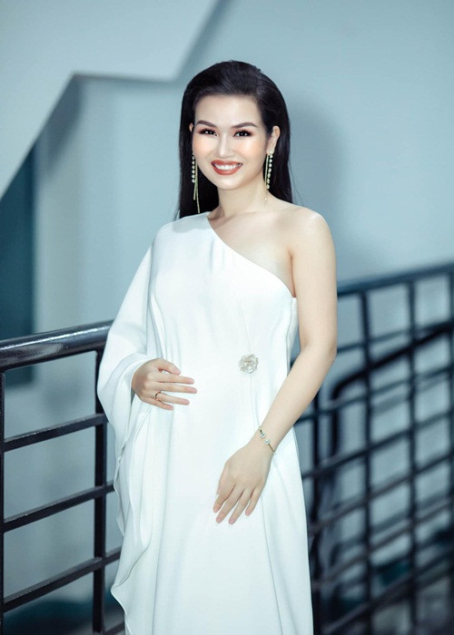 Võ Hạ Trâm vẫn đi hát. Cô thường diện trang phục giấu vòng 2.