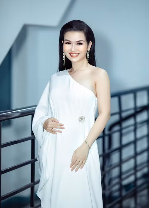 Võ Hạ Trâm vẫn đi hát. Cô thường diện trang phục giấu vòng 2.