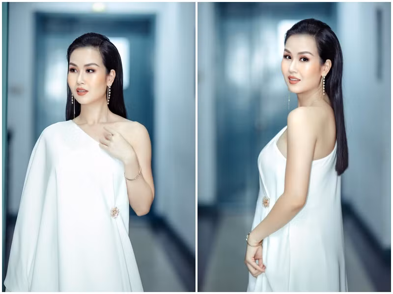 Nữ ca sĩ sinh năm 1990 khoe vẻ rạng rỡ ở hậu trường một chương trình.