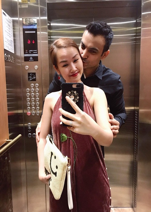 Vợ chồng Võ Hạ Trâm sống hòa hợp dù có những khác biệt về văn hóa. Cô chia sẻ: "Có 1 điều may mắn là từ khi yêu cho đến kết hôn, tụi mình vẫn được thoải mái là chính mình. Không phải hy sinh, thay đổi vì đối phương mà ngược lại luôn sống theo đúng tính cách của riêng mình. Tụi mình cảm thấy hạnh phúc làm sao khi đối phương là mảnh ghép thật sự tuyệt vời từ thói quen sinh hoạt, tính cách cho đến quan điểm sống và làm việc. Chắc có lẽ vì sinh cùng ngày nên có sự tương đồng đến kinh ngạc. Thậm chí cả nhiệt độ phòng cũng giống nhau. Thế nên mới thấy sự hoà hợp giữa 2 người thật sự quan trọng khi cùng sống chung với nhau để được là chính mình và xem những mặt xấu của nhau như 1 phần của cuộc sống đôi lứa".