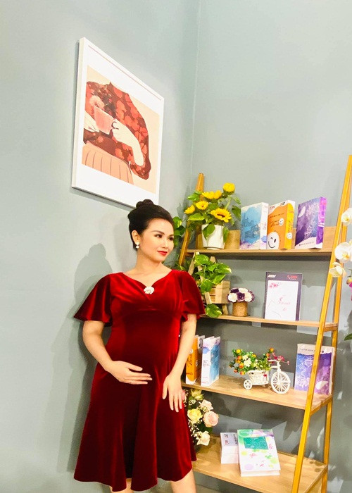 Võ Hạ Trâm mang bầu sau 2 năm kết hôn với doanh nhân người Ấn Độ Vikas Chaudhary.