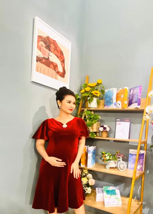 Võ Hạ Trâm mang bầu sau 2 năm kết hôn với doanh nhân người Ấn Độ Vikas Chaudhary.