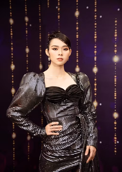 Diệp Bảo Ngọc từng bị nhà sản xuất phim "Lời nguyền gia tộc" tố làm việc thiếu chuyên nghiệp, thiếu trách nhiệm khi bỏ vai vào phút chót. Phía đại diện Diệp Bảo Ngọc phân trần, nữ diễn viên vướng một số hợp đồng đại diện cho các thương hiệu nên phải giữ hình ảnh sạch, tuyệt đối không đóng cảnh “nóng”.