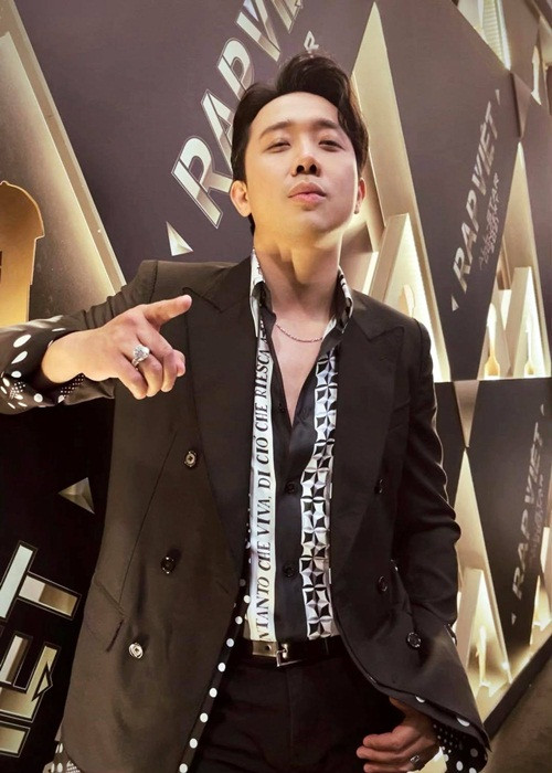 Trấn Thành cũng từng gây ồn ào khi từ chối chụp ảnh với fan ở Sa Pa. Anh giải thích vì fan không chịu đeo khẩu trang trong bối cảnh dịch COVID-19. Cách đây không lâu, khi bị người dân tại xóm cù lao Nguyễn Kiệu (quận 4, TP.HCM) cho rằng khó tiếp xúc, không cởi mở khi quay phim “Bố già”, Trấn Thành chọn cách giữ im lặng.