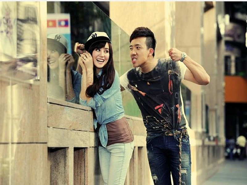 Trước Nhã Phương, Trấn Thành cũng bị tố chảnh. Năm 2016, anh bị Vy Oanh tố luôn cho mình là trung tâm vũ trụ. Giữa ồn ào, Trấn Thành viết: “Đối với những ai làm sai với em, em chọn cách "quên", chứ không chọn cách "giận" hay "trả đũa". Ai sống như thế nào? Ai đúng, ai sai, thời gian sẽ trả lời tất cả!”. Ảnh: VTC