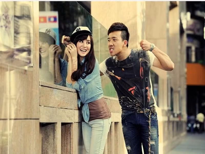 Trước Nhã Phương, Trấn Thành cũng bị tố chảnh. Năm 2016, anh bị Vy Oanh tố luôn cho mình là trung tâm vũ trụ. Giữa ồn ào, Trấn Thành viết: “Đối với những ai làm sai với em, em chọn cách "quên", chứ không chọn cách "giận" hay "trả đũa". Ai sống như thế nào? Ai đúng, ai sai, thời gian sẽ trả lời tất cả!”. Ảnh: VTC