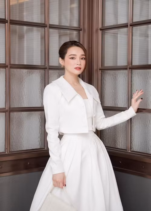 Trả lời Zing, quản lý của Nhã Phương khẳng định mọi quyết định về công việc, lịch trình, nội dung công việc của Nhã Phương do công ty quản lý, sắp xếp. Vì thế, nếu có vấn đề gì liên quan đến công việc, công ty sẽ giải quyết với đối tác.