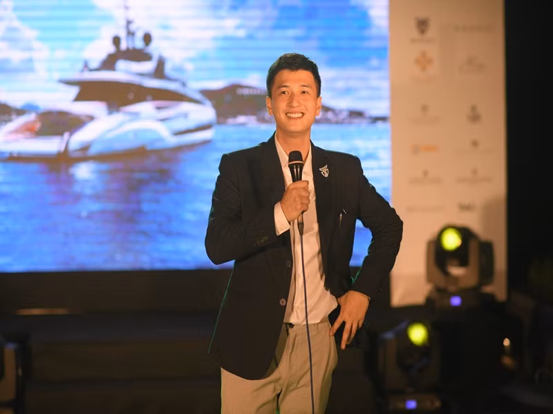 Tiếp đó, Huỳnh Anh bị đoàn phim “Truyền thuyết Quán Tiên” tố khiến ê-kíp phải chờ đợi nhiều giờ. Nam diễn viên giải thích anh bị ngộ độc thức ăn và phải nhập viện nên không nghe điện thoại từ phía ê-kíp.