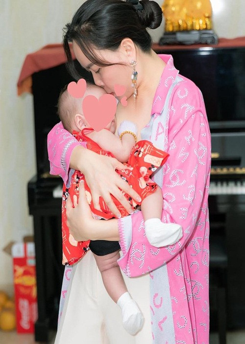 Vợ Quách Ngọc Ngoan khoe ảnh âu yếm con gái nhỏ Vo Quach Ngoc Ngoan khoe anh au yem con gai nho