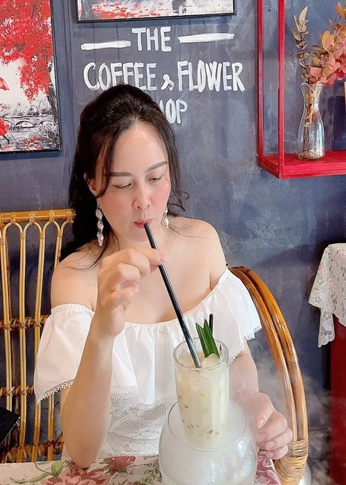 Phượng Chanel được khen ngày càng trẻ, gợi cảm kể từ khi yêu Quách Ngọc Ngoan.