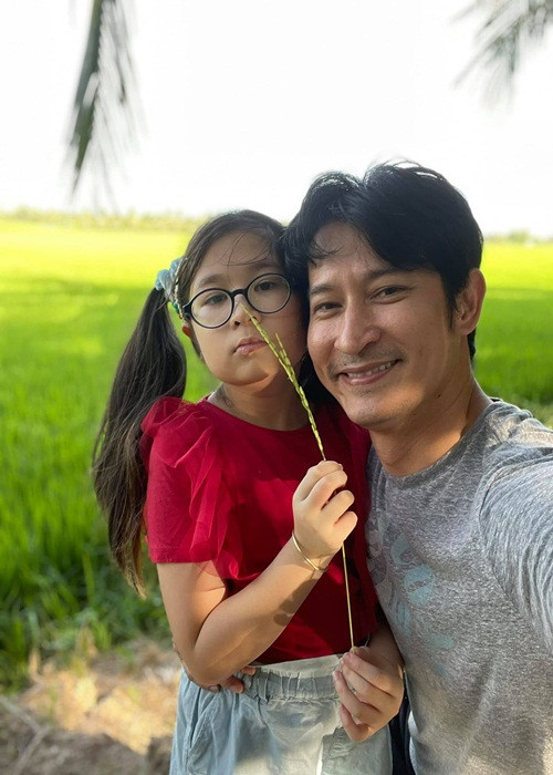 Huy Khánh hiện tại không còn đa tình, lãng tử mà là người đàn ông của gia đình. “Giờ đây tôi là một trăm phần trăm chồng ngoan”, anh chia sẻ trên Vietnamnet.