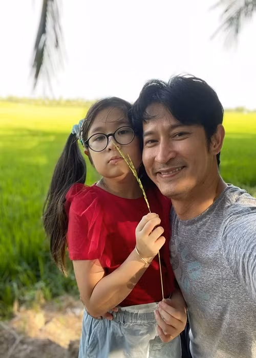 Huy Khánh hiện tại không còn đa tình, lãng tử mà là người đàn ông của gia đình. “Giờ đây tôi là một trăm phần trăm chồng ngoan”, anh chia sẻ trên Vietnamnet.