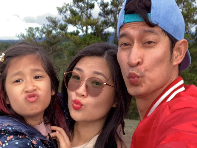 Mỹ nhân “trói chân” thành công "quý ông đào hoa" Huy Khánh là người mẫu Mạc Anh Thư. Cô không bận tâm đến quá khứ của Huy Khánh, bỏ công việc người mẫu để cùng anh xây dựng gia đình.