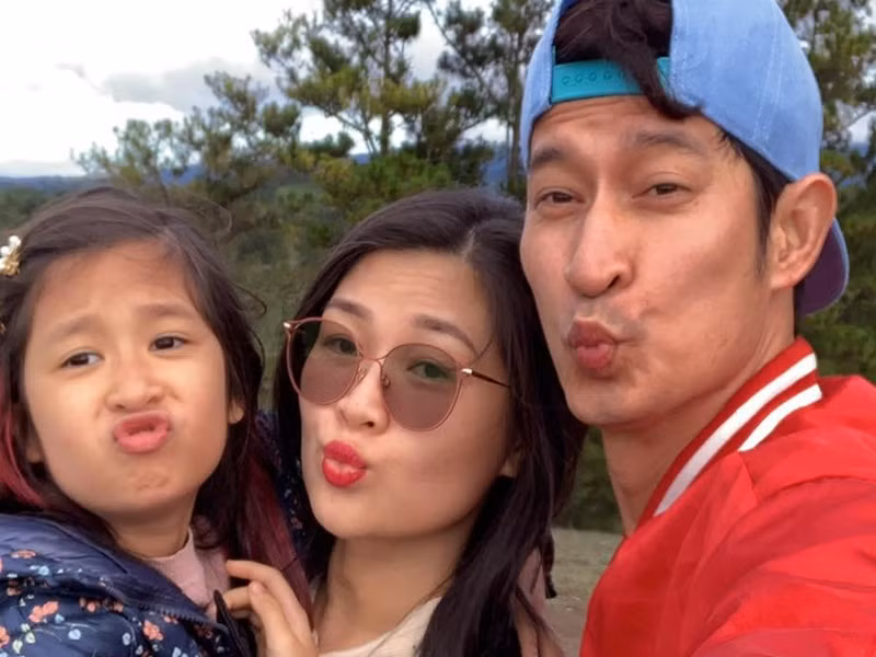 Mỹ nhân “trói chân” thành công "quý ông đào hoa" Huy Khánh là người mẫu Mạc Anh Thư. Cô không bận tâm đến quá khứ của Huy Khánh, bỏ công việc người mẫu để cùng anh xây dựng gia đình.