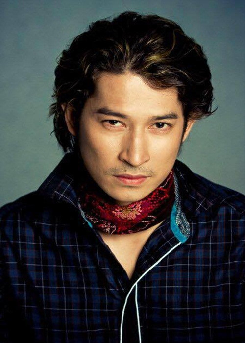 Huy Khánh được cho là thừa hưởng nhiều nét đẹp của người mẹ quá cố, đặc biệt là chiếc mũi khoằm.